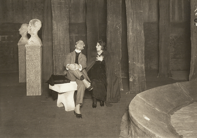 502614 Afbeelding van een scène uit het vierde bedrijf van het toneelstuk De Eenzame Weg van Arthur Schnitzler door het ...